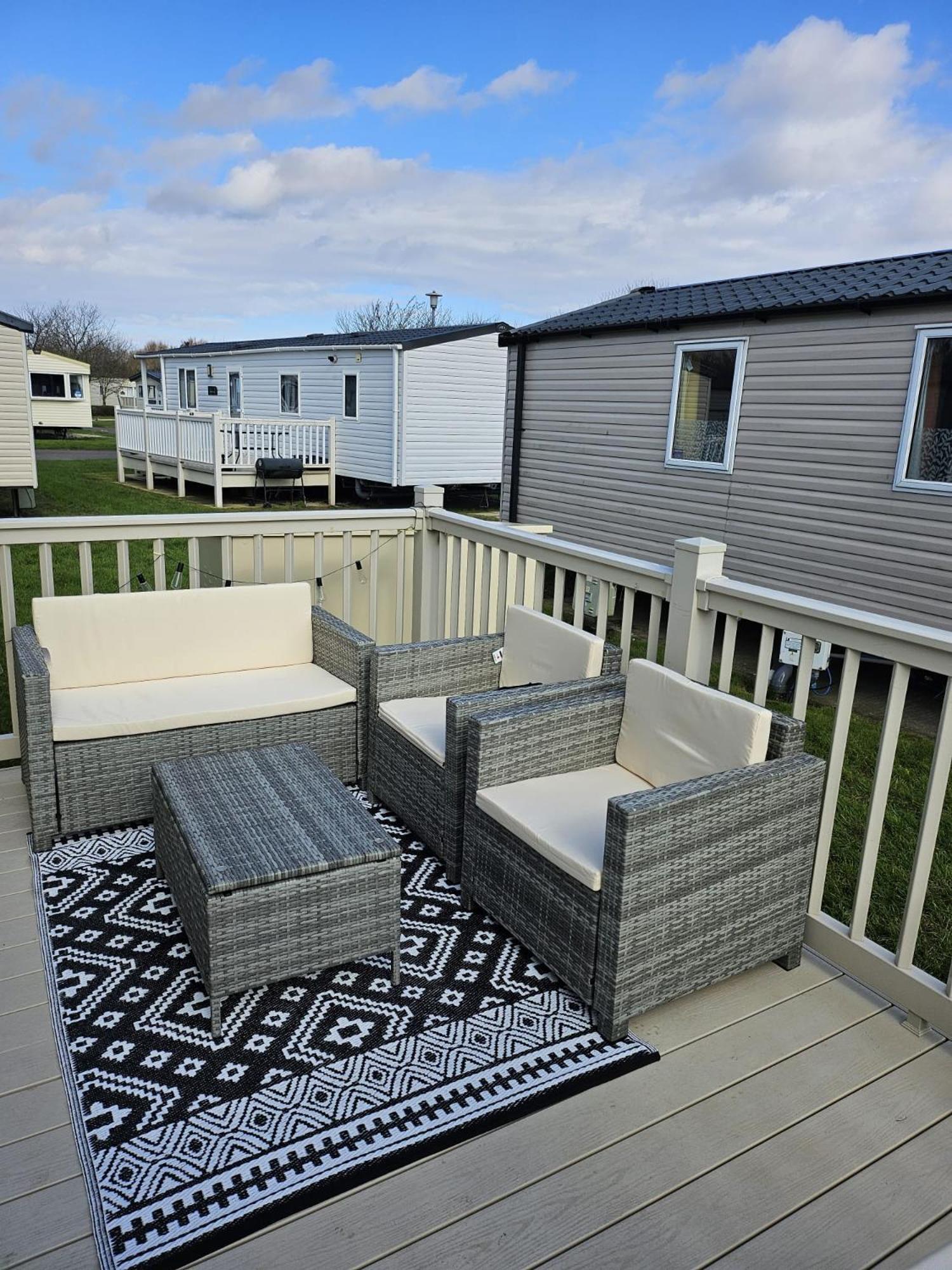 Lovely 3 Bed Caravan Near To 5 Star Reviews
